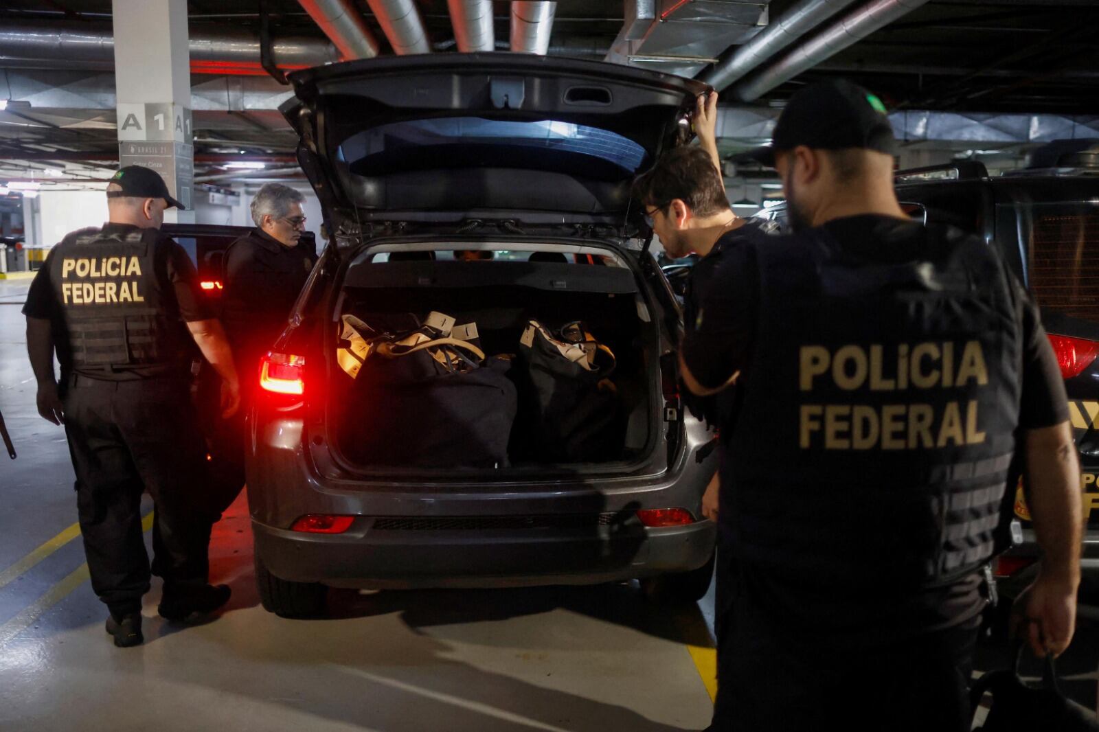 Agentes de la policía federal allanan la sede del Partido Liberal en Brasilia.