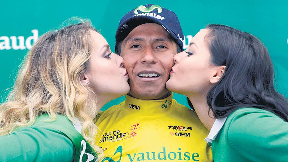 La Vuelta de España retiró la escena en que dos chicas besan al ganador.