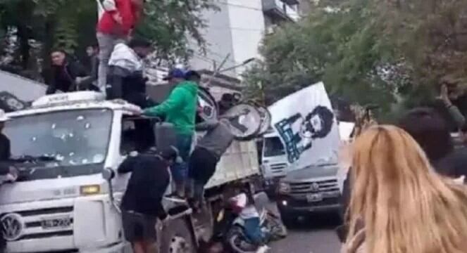 Momento en que la moto donde iba la nena, se cae y es atropellada por el camión. (Foto: captura de imagen)