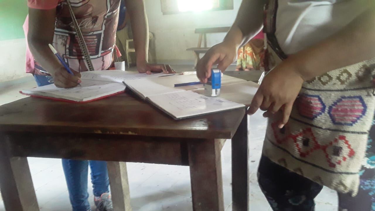 La firma de las actas tras la reunión en la que se decidió la protesta.