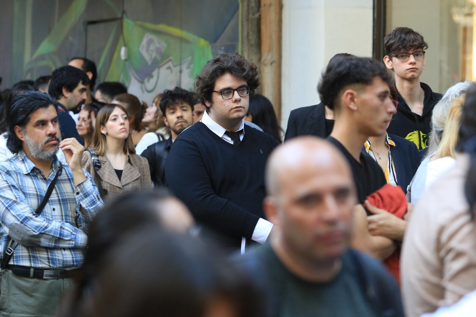 Militantes libertarios hacen fila para ingresar al local en el barrio de Palermo de La Libertad Avanza.