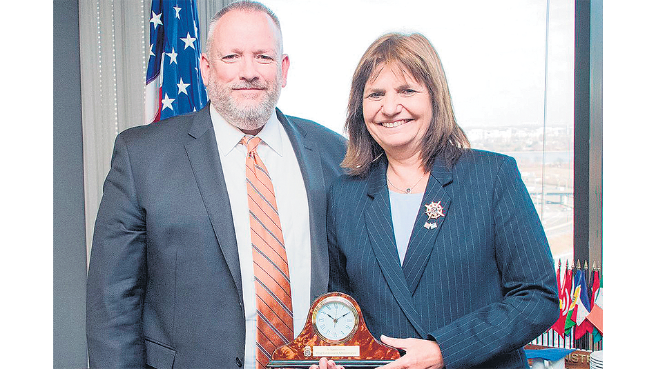Patricia Bullrich junto al titular de la Administración para el Control de Drogas (DEA), Robert Patterson.