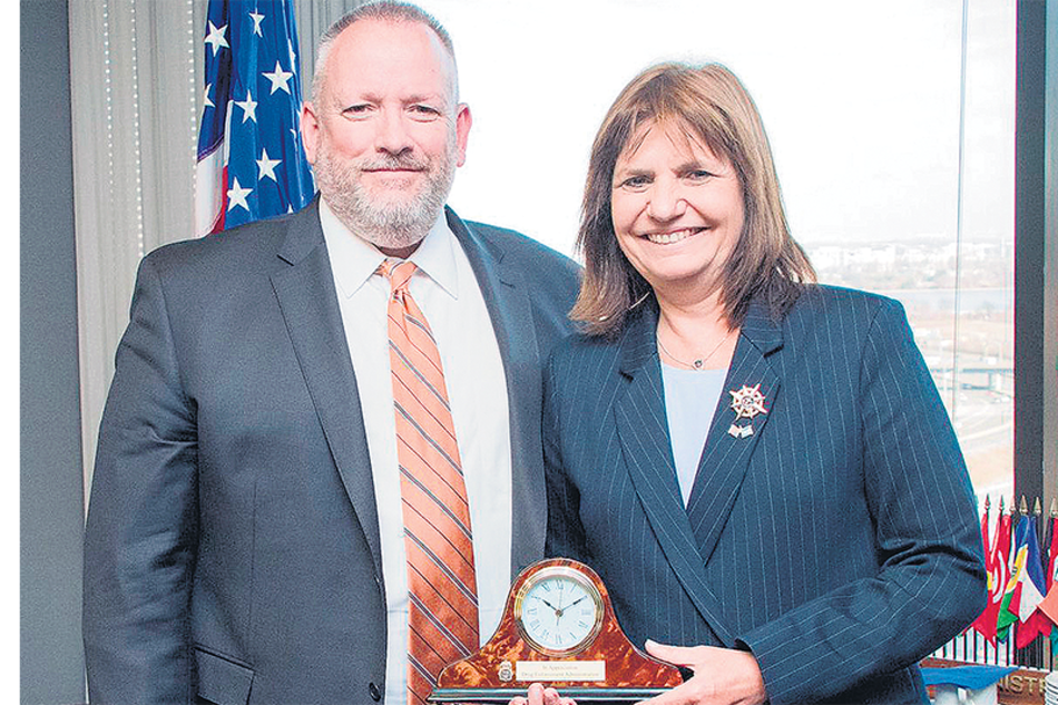 Patricia Bullrich junto al titular de la Administración para el Control de Drogas (DEA), Robert Patterson.