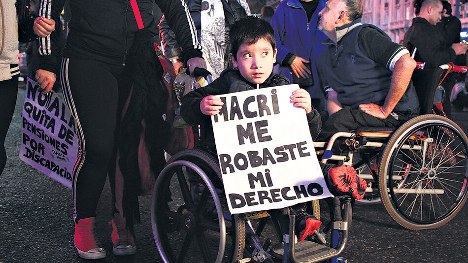 La quita de pensiones por invalidez afecta también la cobertura médica, según denuncian las ONG que respaldan a los damnificados.