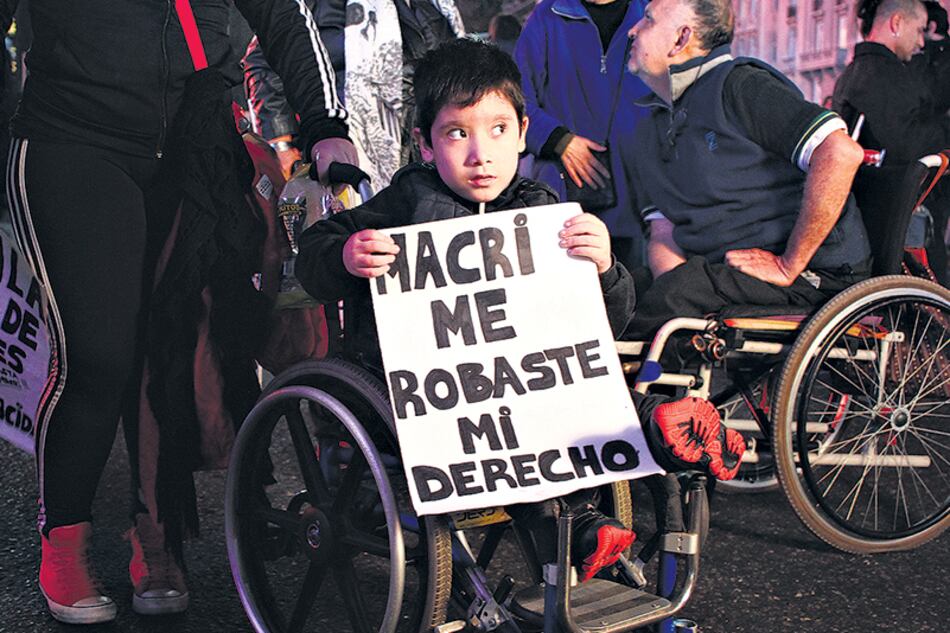 La quita de pensiones por invalidez afecta también la cobertura médica, según denuncian las ONG que respaldan a los damnificados.