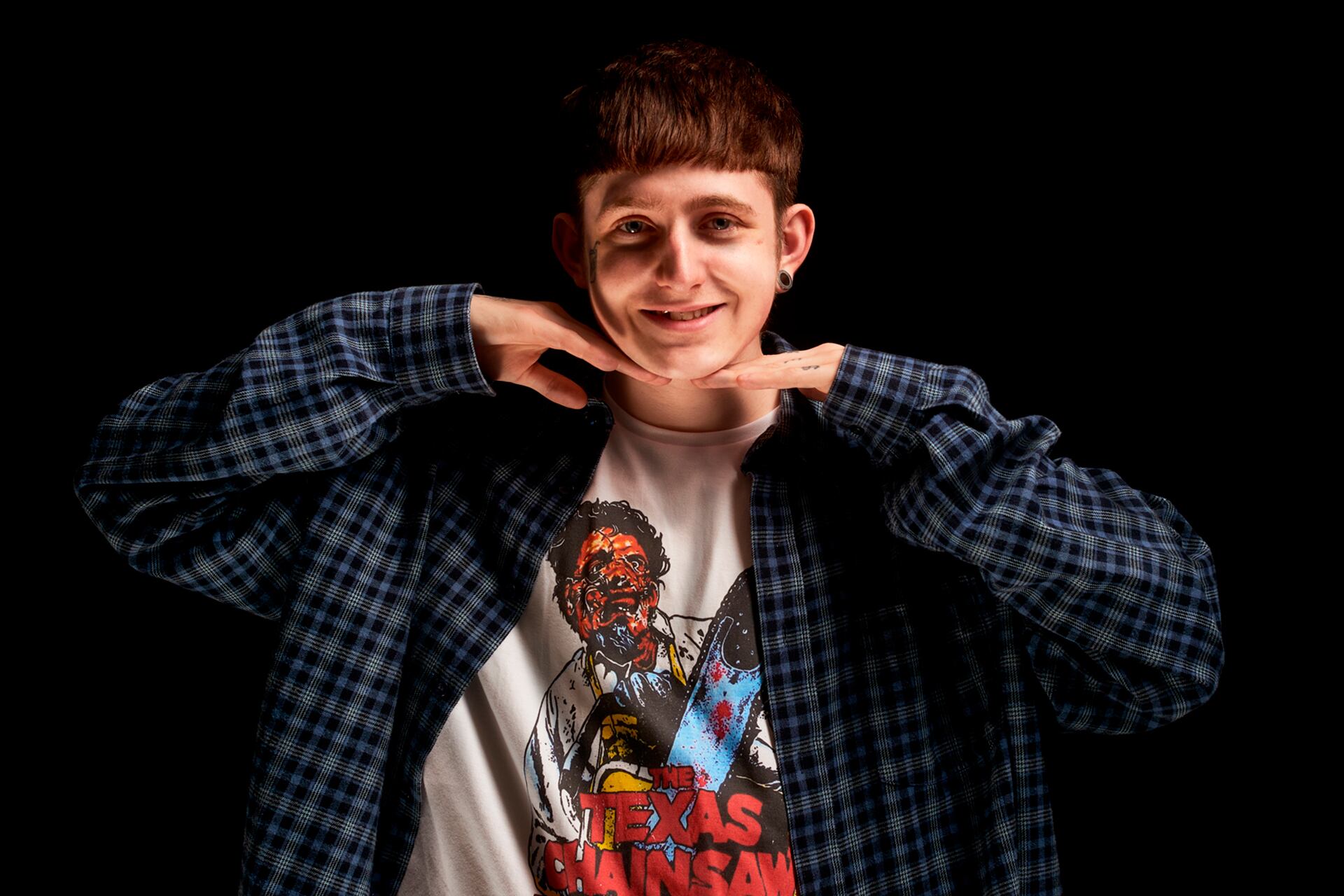 El músico de 22 años dialoga con el éxito en su nuevo single, Ola de suicidios. Lo presenta el viernes en el Movistar Arena.