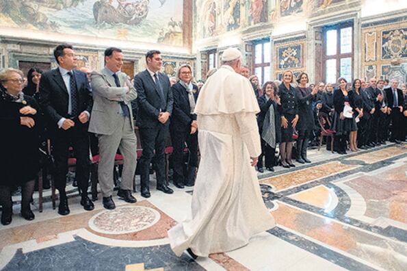 El Papa se encuentra con periodistas en la sala clementina del Vaticano.