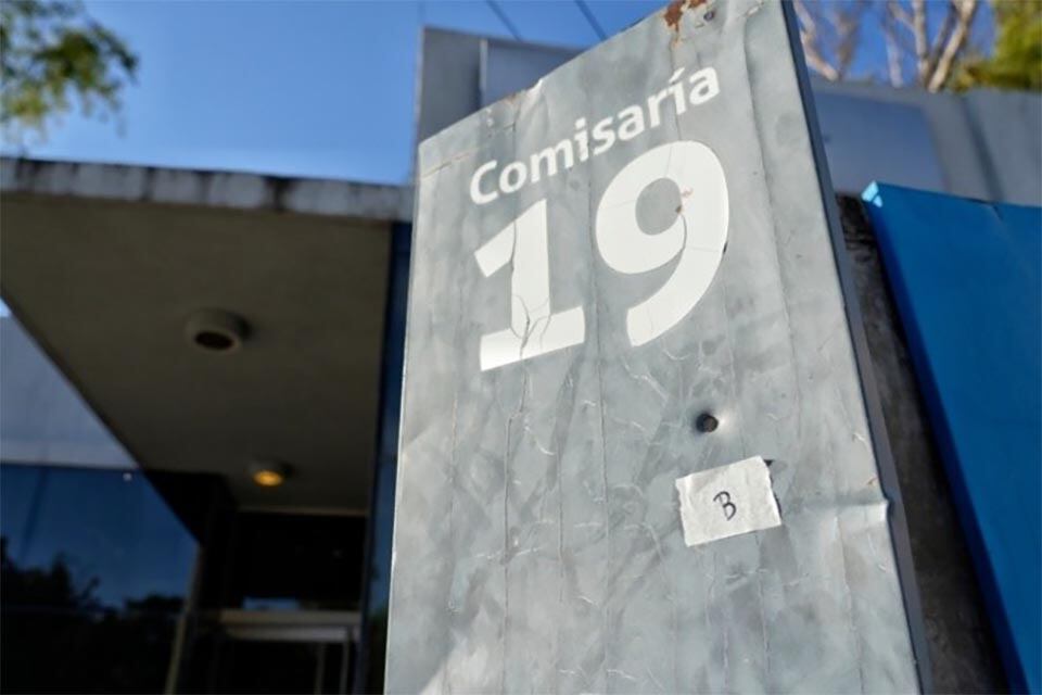 Siete disparos retumbaron frente a la seccional 19°.