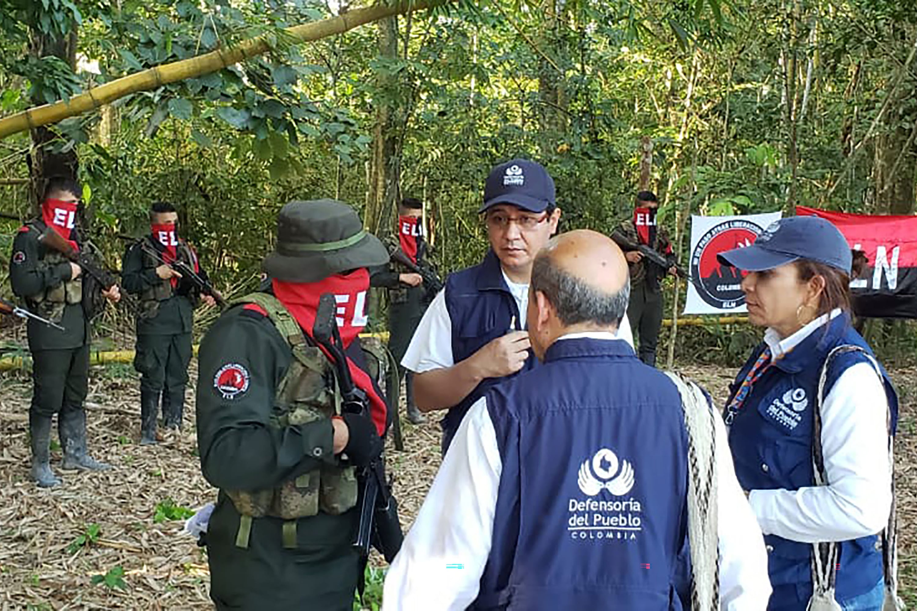 Funcionarios de la Defensoría del Pueblo  hablan con guerrilleros del ELN durante la liberación. 