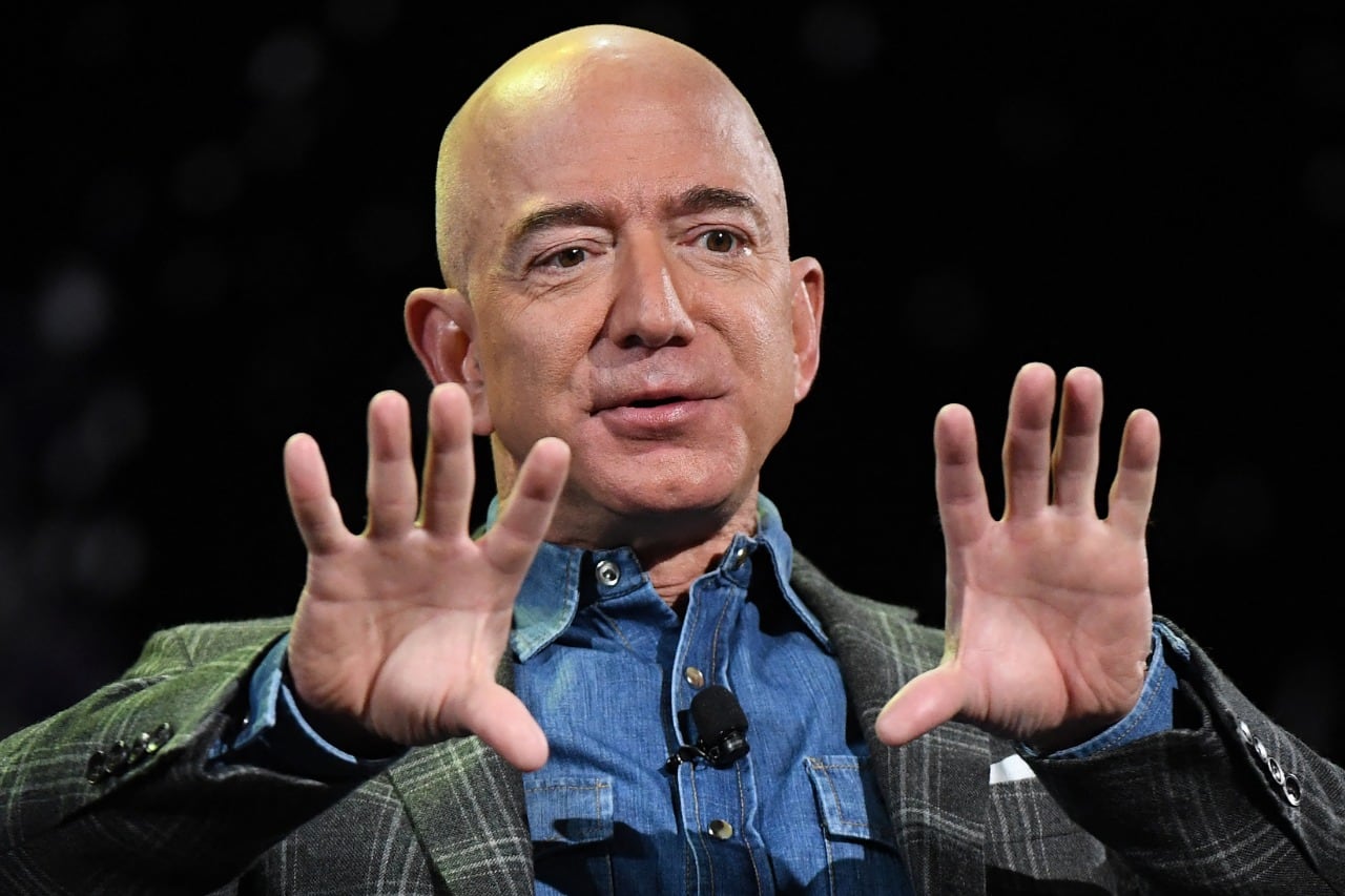 El multimillonario seguira como presidente ejecutivo del grupo que fundó en el garaje de su casa hace 27 años.