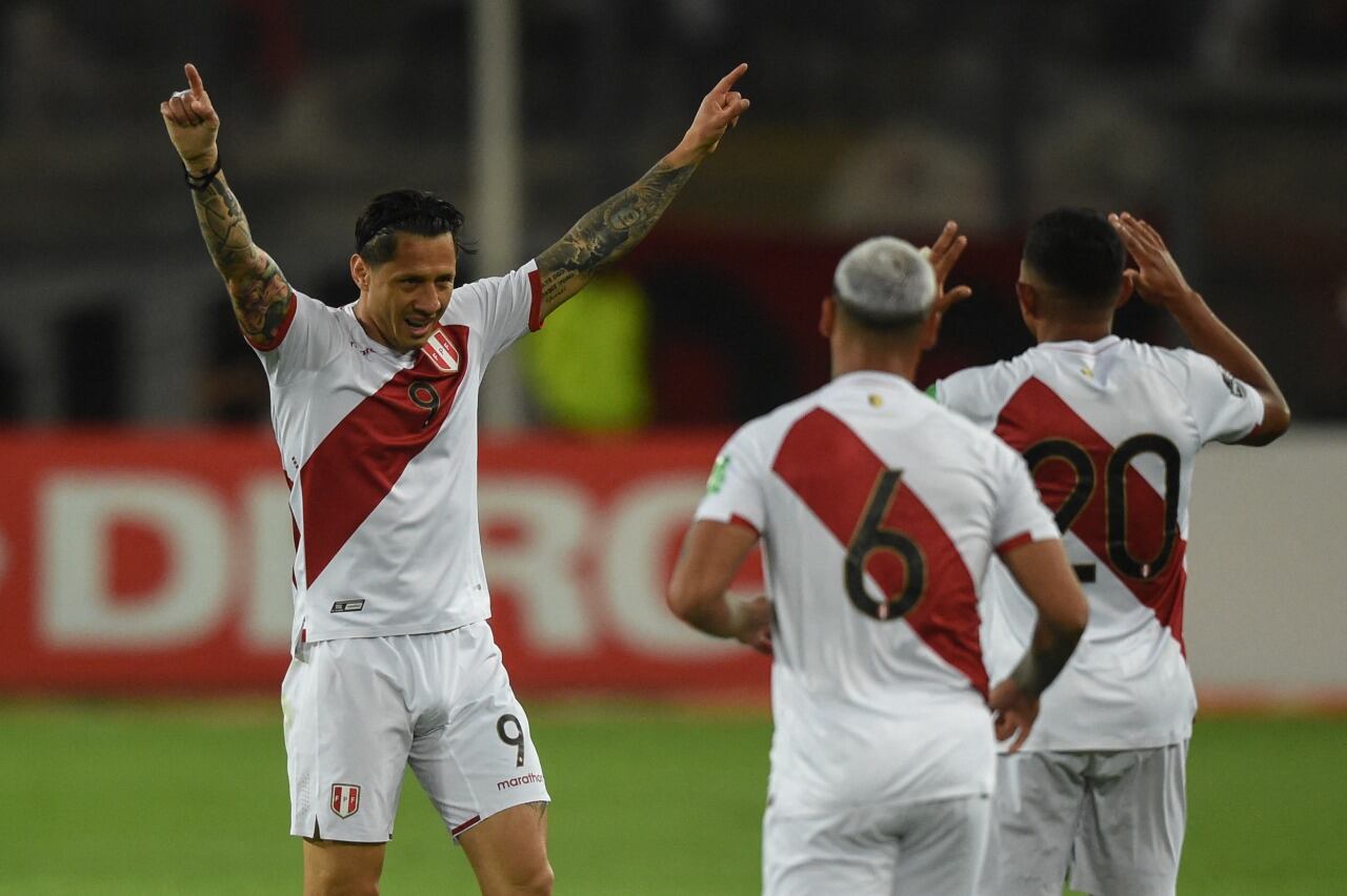 Lapadula festeja el primer gol de Perú, que jugará otra reválida con el Tigre Gareca