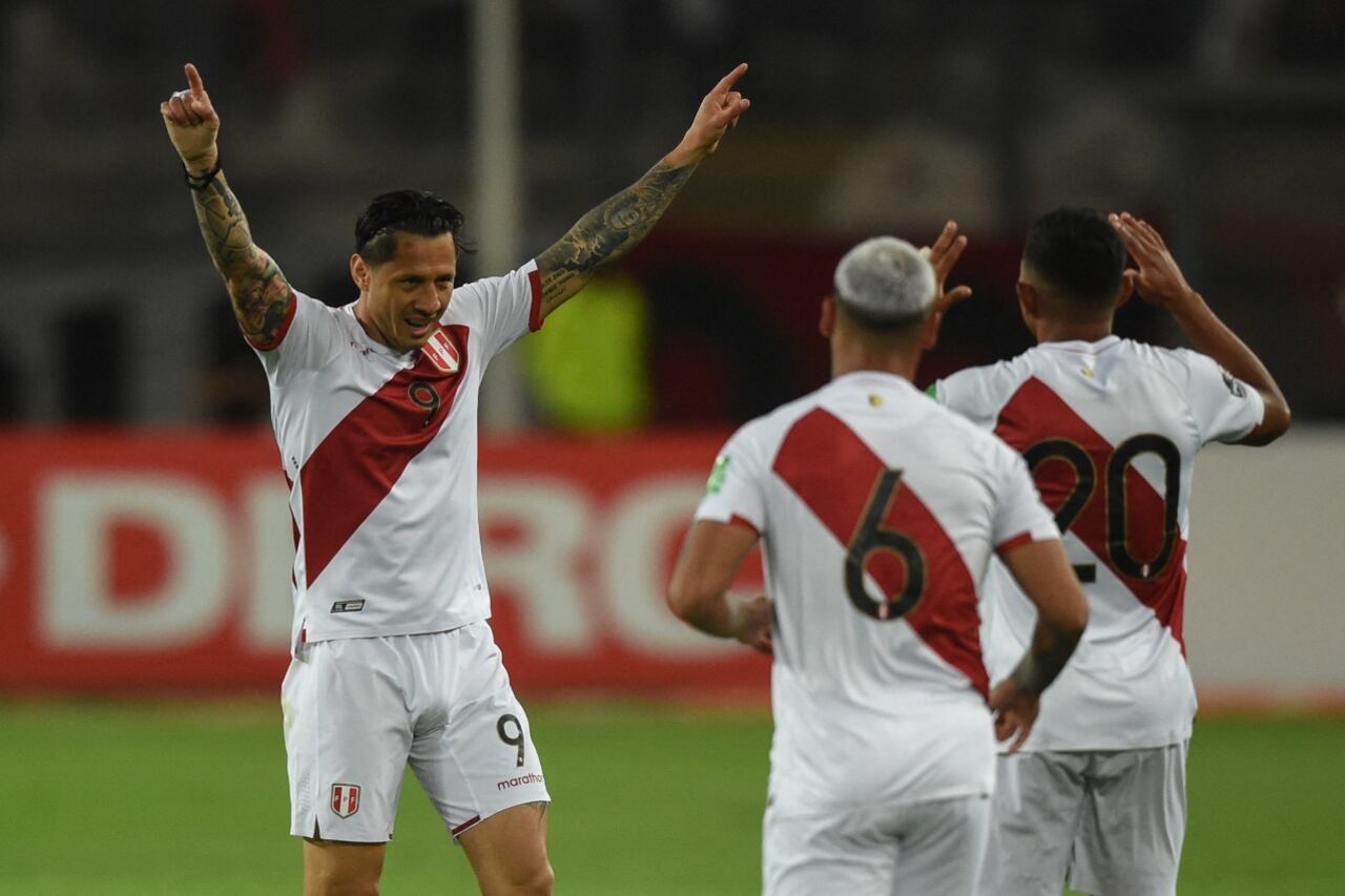 Lapadula festeja el primer gol de Perú, que jugará otra reválida con el Tigre Gareca