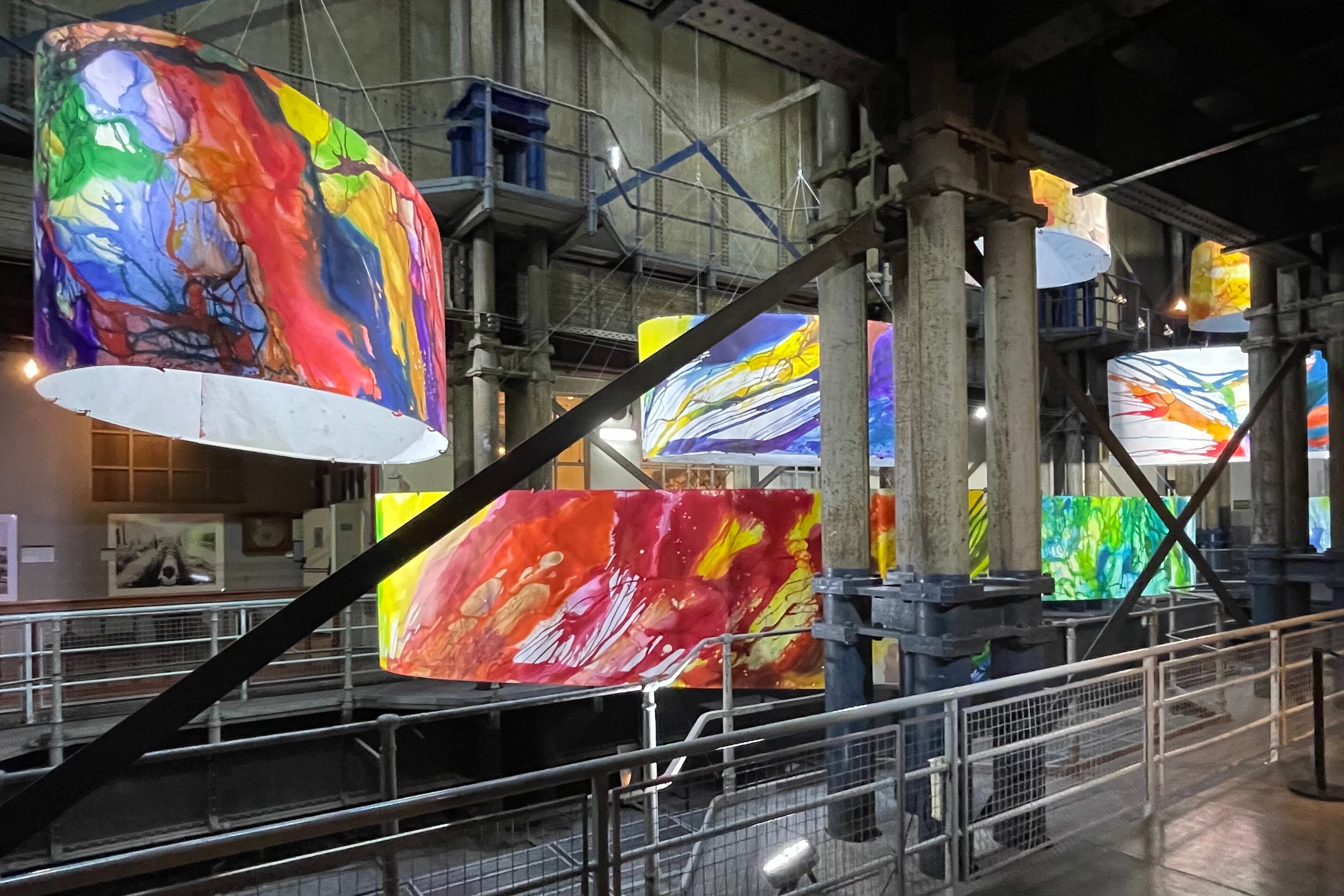 Parte de la instalación pictórica de Martín Reyna en el Museo del Agua. Abajo: Otro núcleo de la instlalación de Reyna.