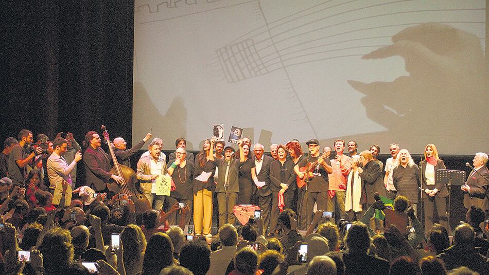 León Gieco cantó “Sólo le pido a Dios” junto a todos los artistas y la ex presidenta brasileña.