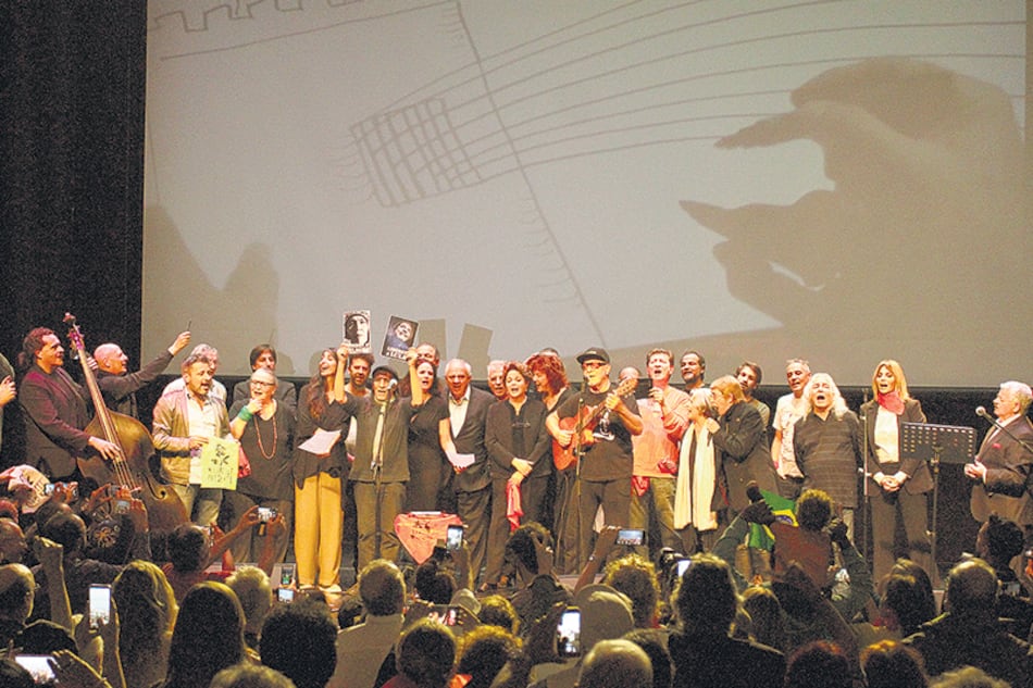 León Gieco cantó “Sólo le pido a Dios” junto a todos los artistas y la ex presidenta brasileña.