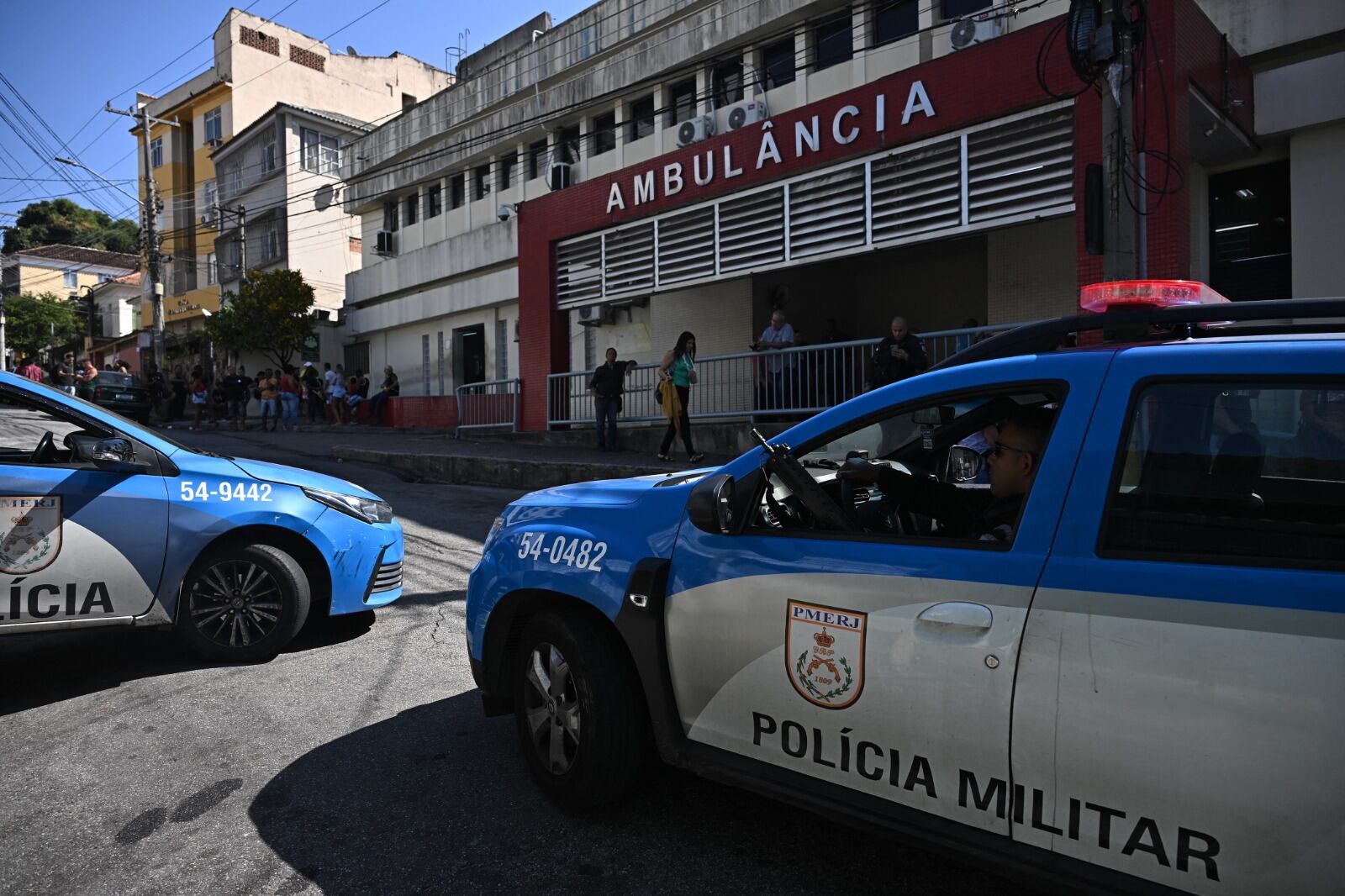 Patrulleros estacionados frente al hospital de Río a donde fueron llevados los policías heridos en el operativo.