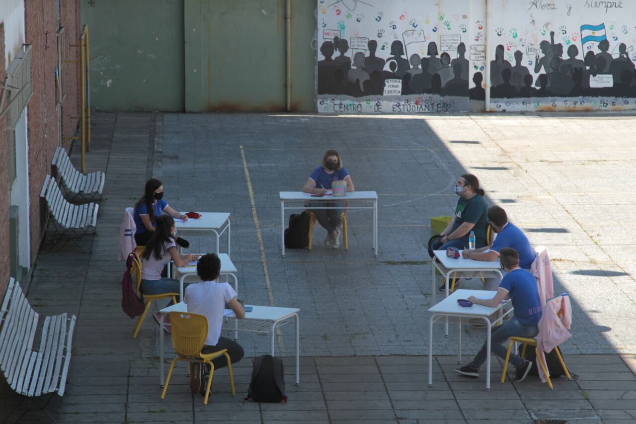 "Las clases deben ser presenciales. Queremos volver a las aulas. Extrañamos el vínculo, pero estamos preocupados por el nivel de contagio del virus y sus posibles consecuencias" dijo a este diario Kalinger.