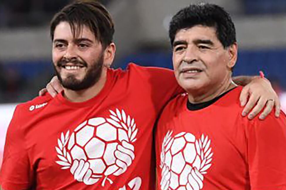 Hijo y padre en un partido beneficio.