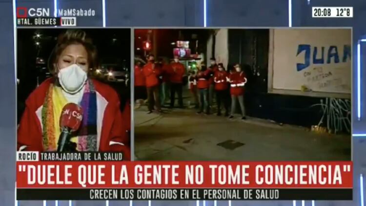 La mujer se quebró al hablar al aire. 