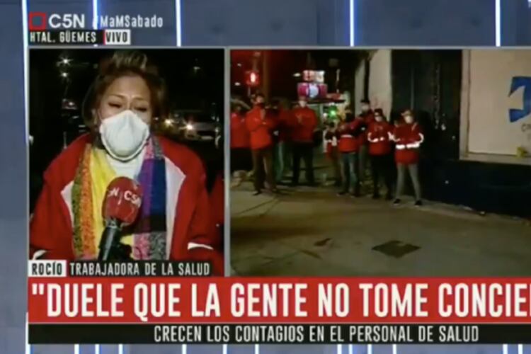 La mujer se quebró al hablar al aire.