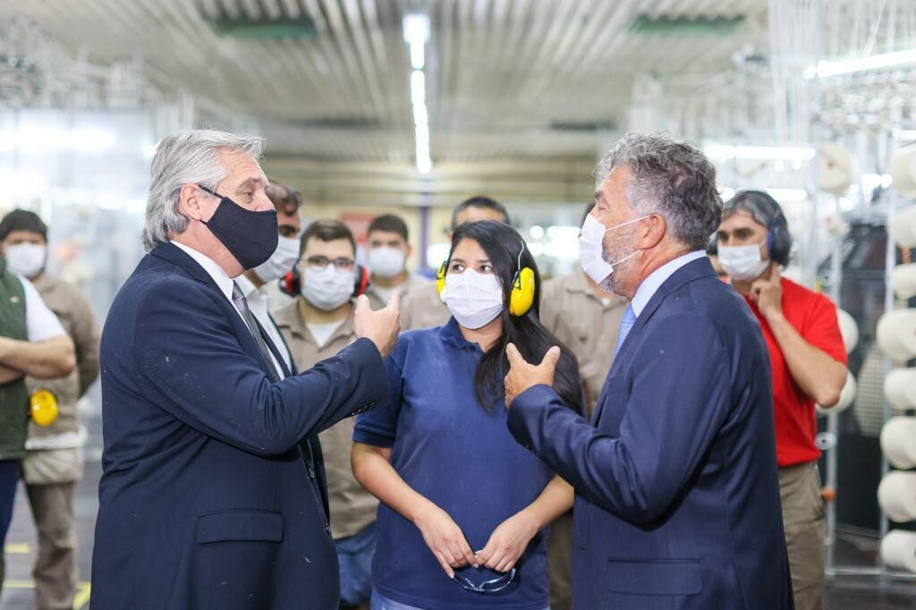 El presidente Alberto Fernández visitó una de las plantas en Tucumán de TN&Platex, de la familia Karagozian.