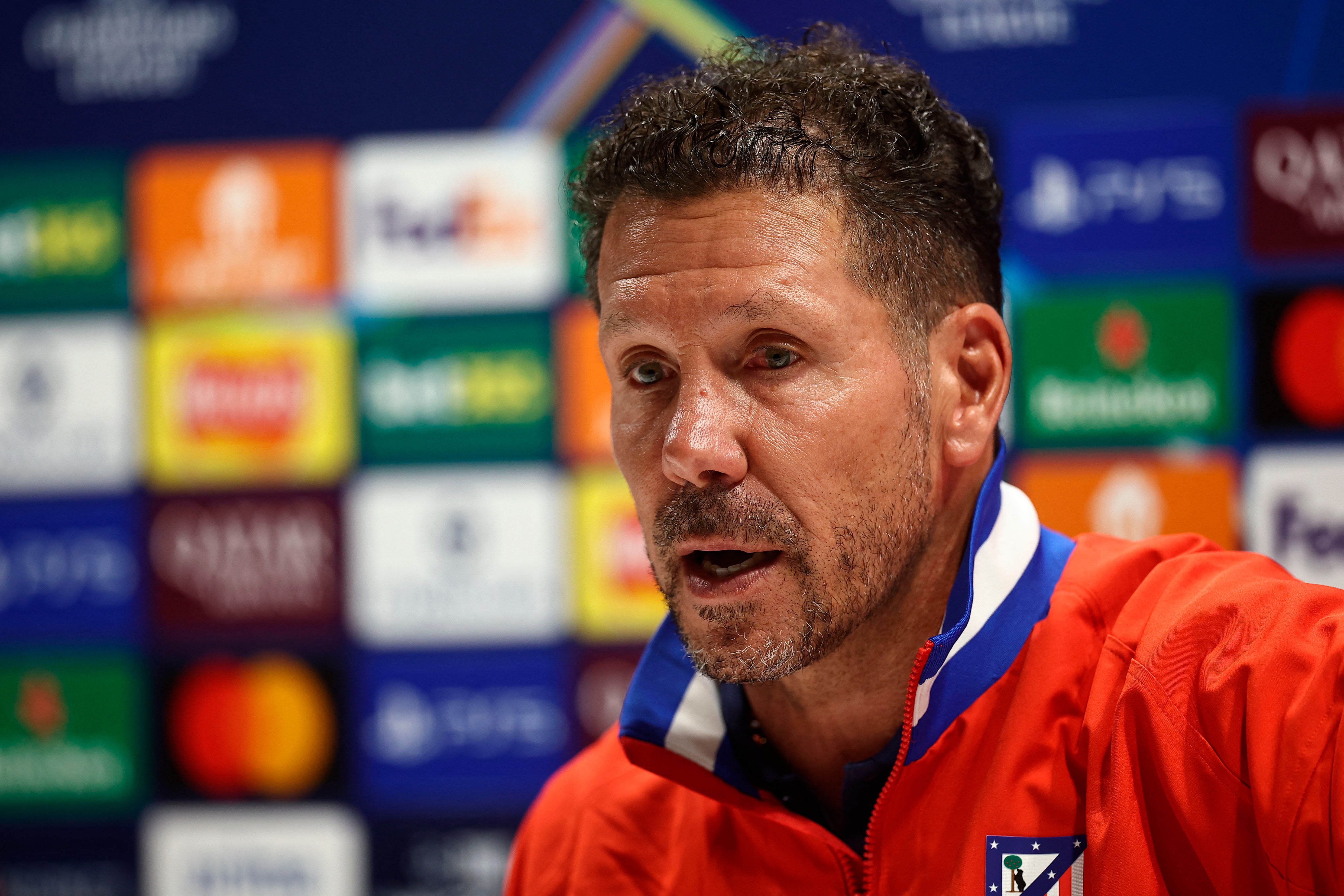 Diego Simeone y su Atlético tienen que llevarse un buen resultado de Londres.