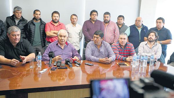 El sindicalista Guillermo Pereyra al informar que YPF avanzará con despidos.