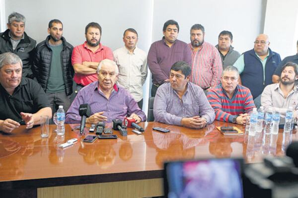 El sindicalista Guillermo Pereyra al informar que YPF avanzará con despidos.