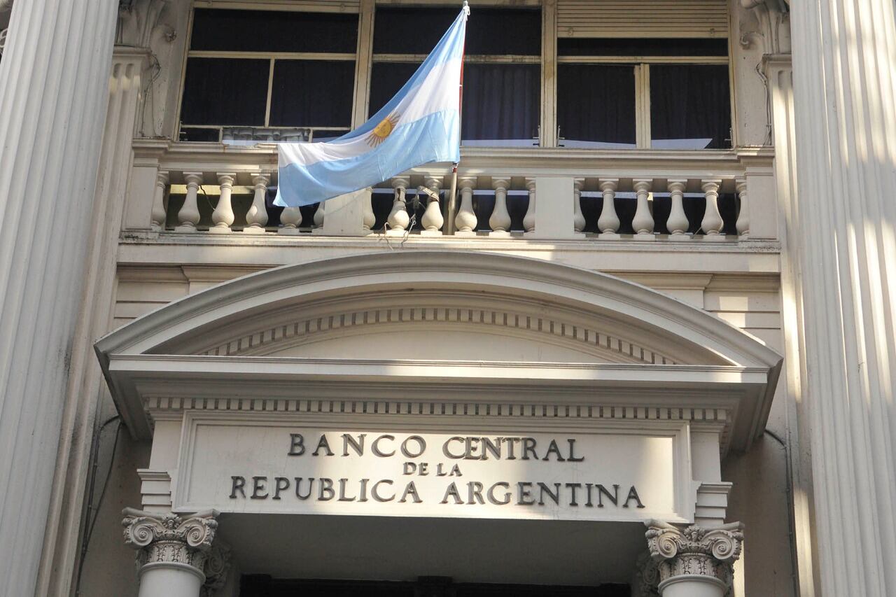 El BCRA instó a los bancos a respetar la norma de tasas de interés en operaciones de crédito y a no cobrar ningún tipo de comisión.