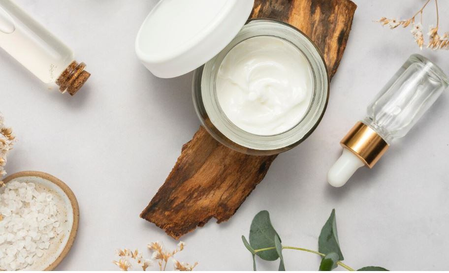 La Anmat prohibió la venta de una crema y otros ocho productos cosméticos. Imagen: Free Pik