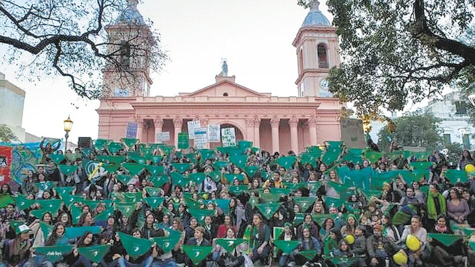 Una multitud de catamarqueñas pidiendo por la legalización del aborto.