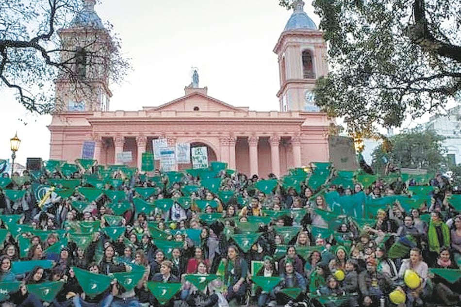 Una multitud de catamarqueñas pidiendo por la legalización del aborto.