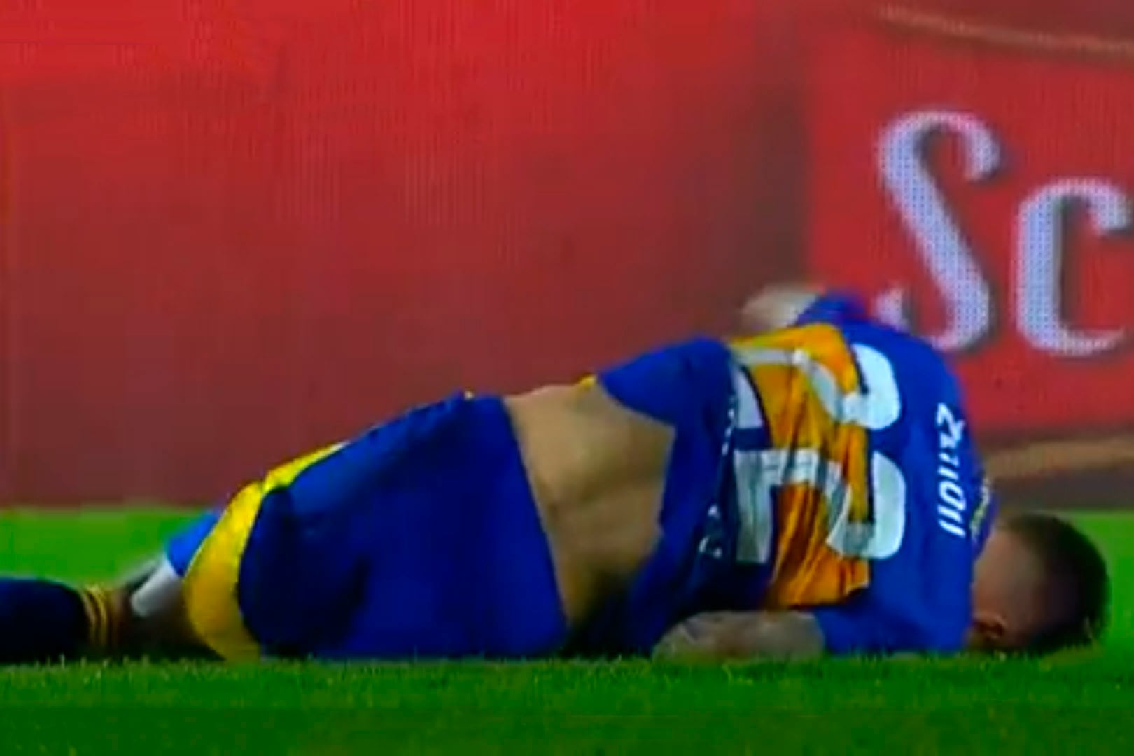 Zenón quedó tendido en el campo durante el partido