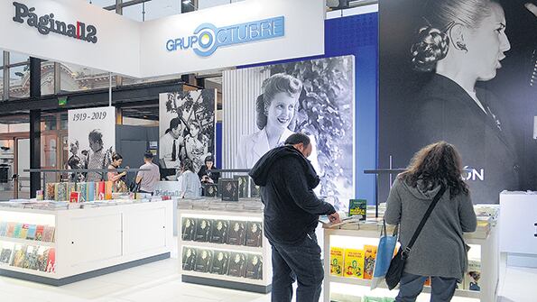 En el stand se pueden seguir los eventos desde cómodas sillas y mesitas.