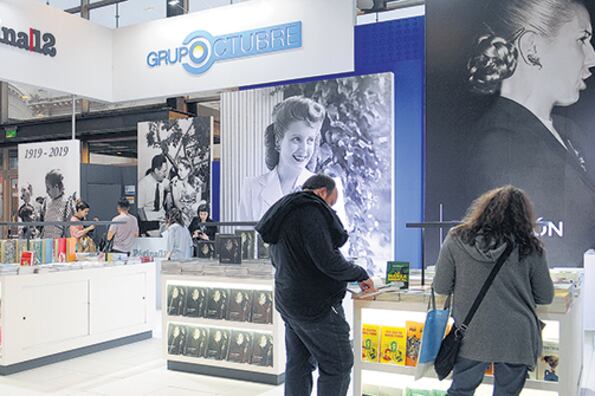 En el stand se pueden seguir los eventos desde cómodas sillas y mesitas.