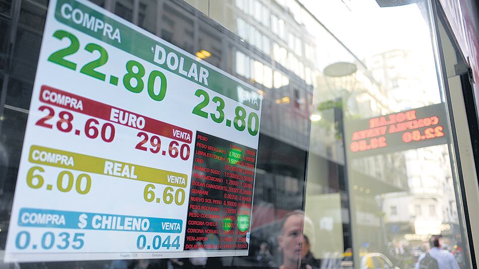 La cotización oficial cerró a 23,79 pesos, pero en el momento más crítico de la jornada se marcó hasta 25 pesos.