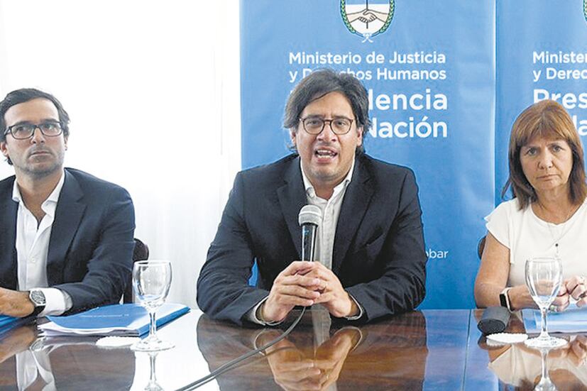 El ministro de Justicia, Germán Garavano, durante el anuncio del anteproyecto junto a Patricia Bullirch.