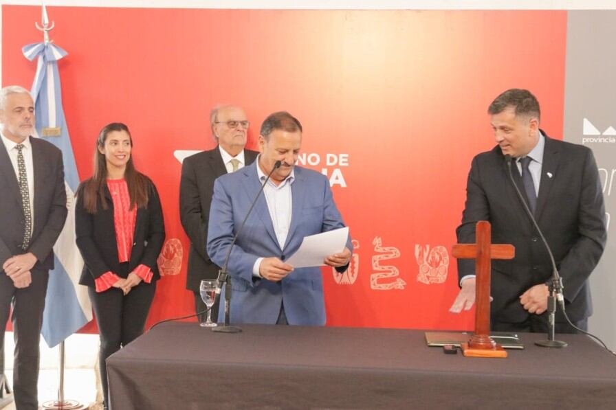 De Mendiguren acompañó la asunción del ministro de Transporte y conectividad.