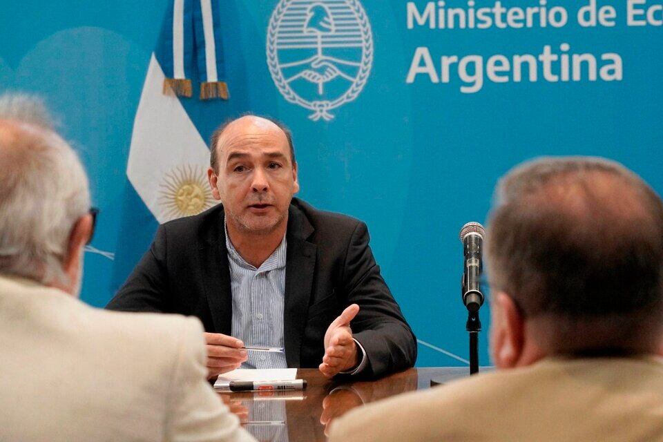 El secretario de Finanzas, Eduardo Setti, salió a desmentir versiones disparatados sobre la postergación de pagos de intereses de la deuda.