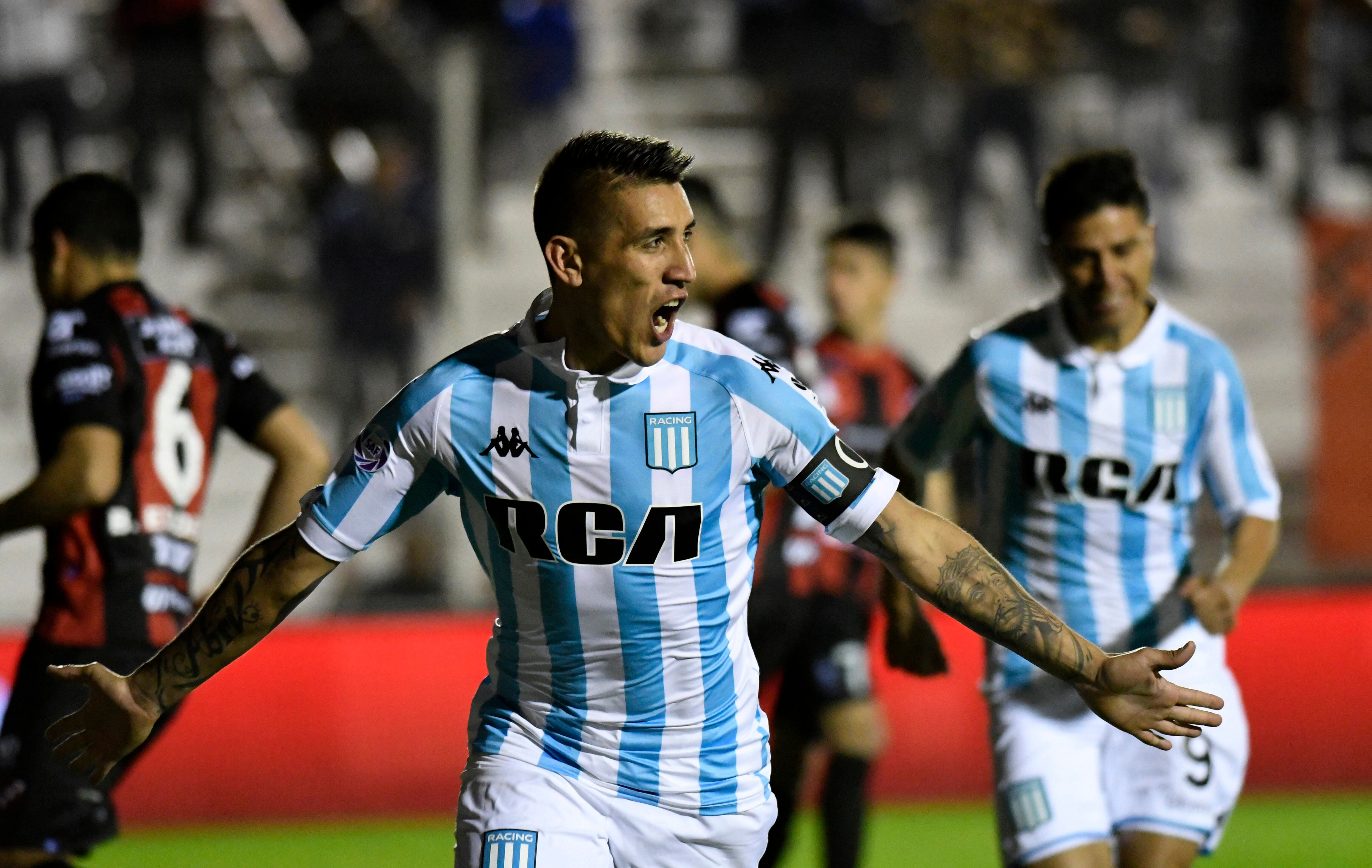 Centurión festeja el segundo de Racing, de penal, tras una mano de Urribarri dentro del área.
