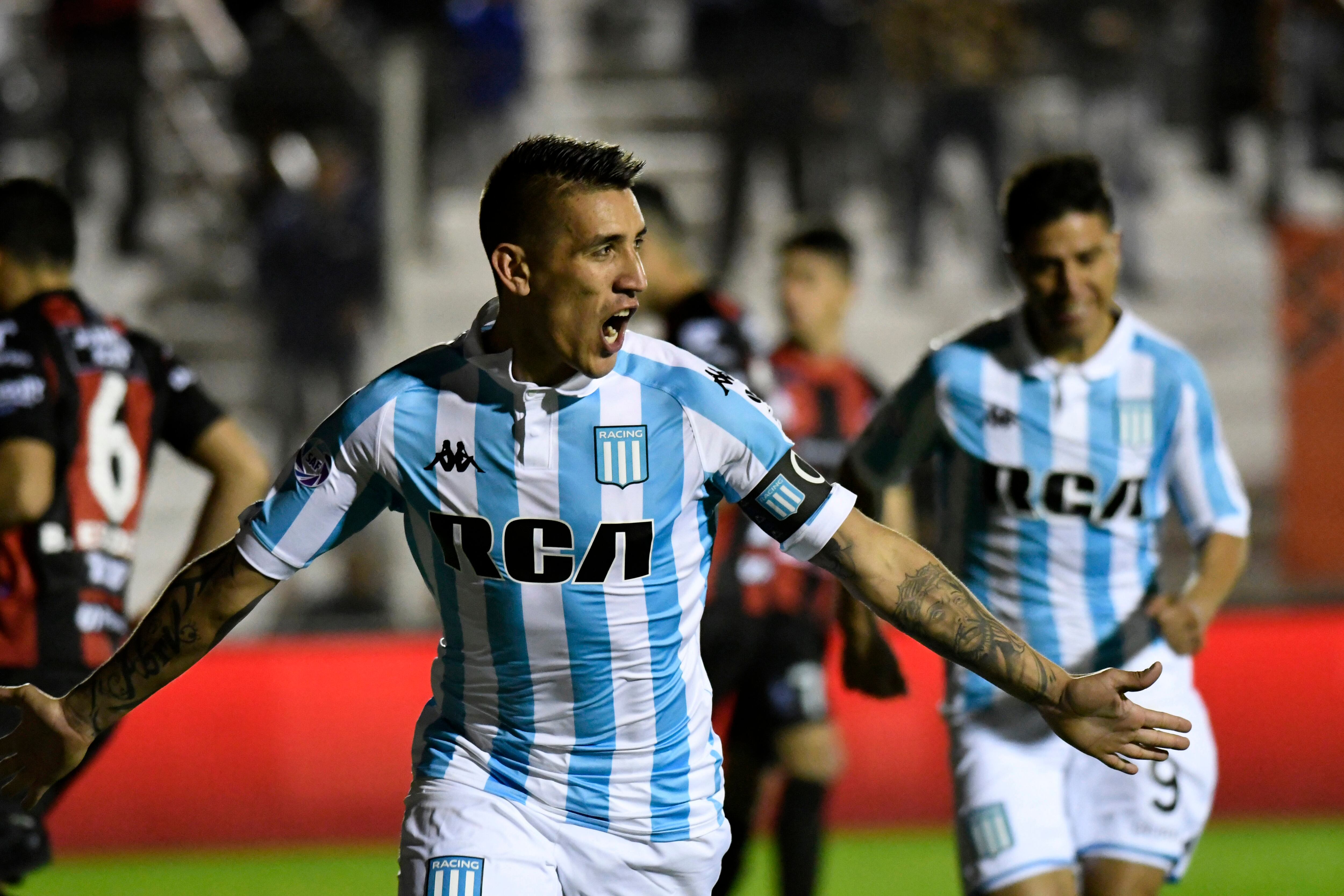 Centurión festeja el segundo de Racing, de penal, tras una mano de Urribarri dentro del área.