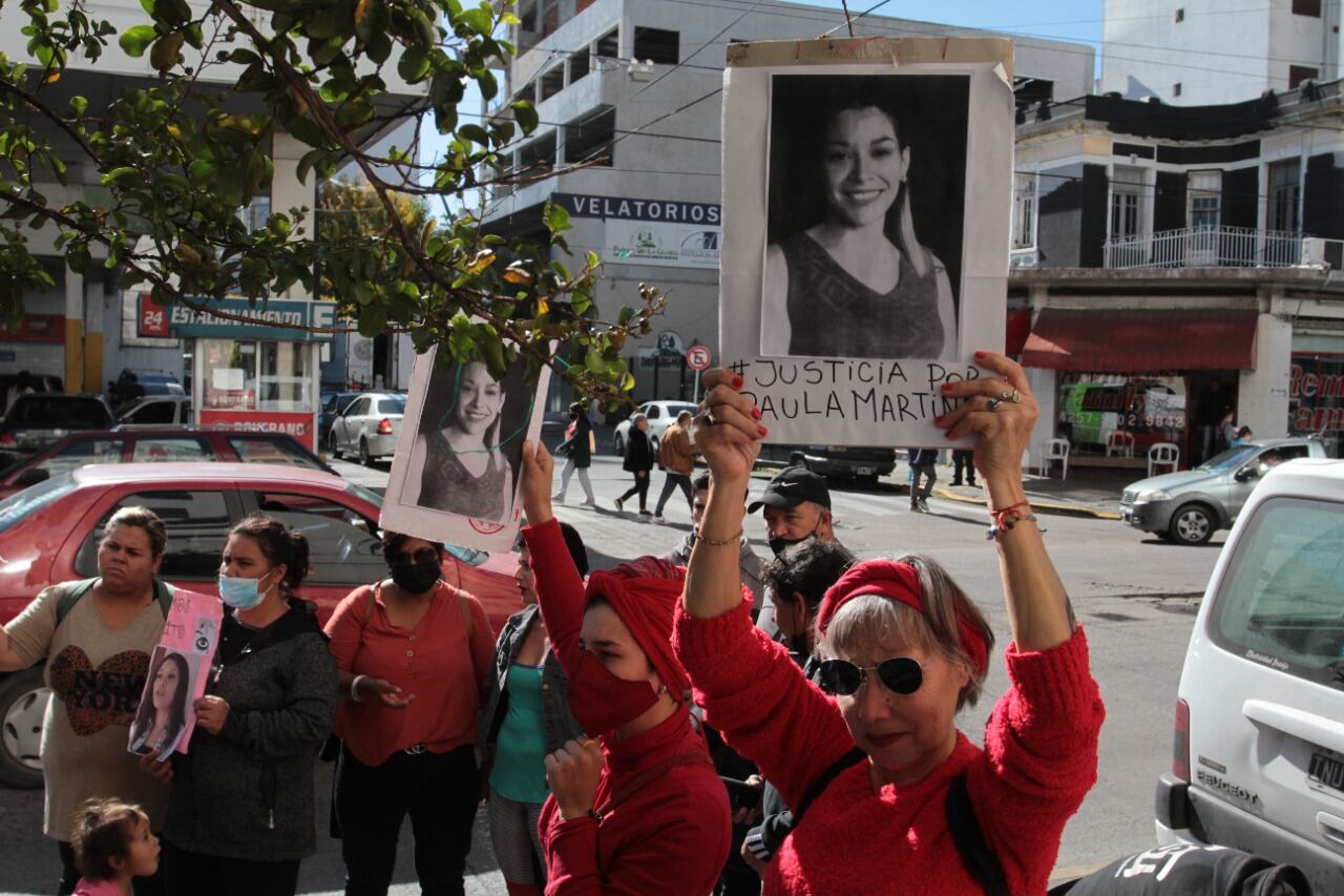 Grupos de mujeres se concentraron frente al tribunal para reclamar justicia.