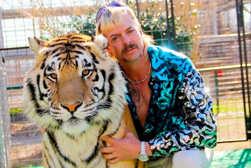 Joe Exotic con uno de sus tigres.