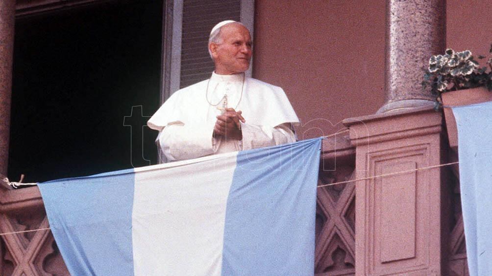 En 1982 Juan Pablo II llega a la Argentina, en lo que representa la primera visita de un papa al país.