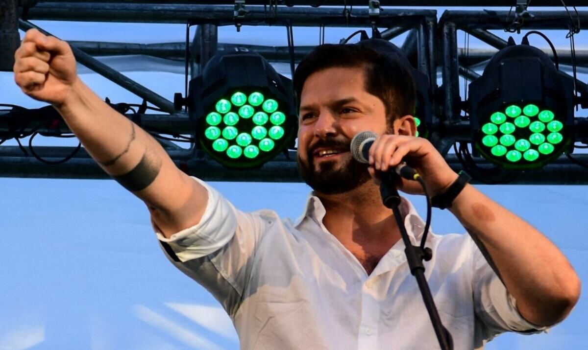 Gabriel Boric, encabeza las encuestas.