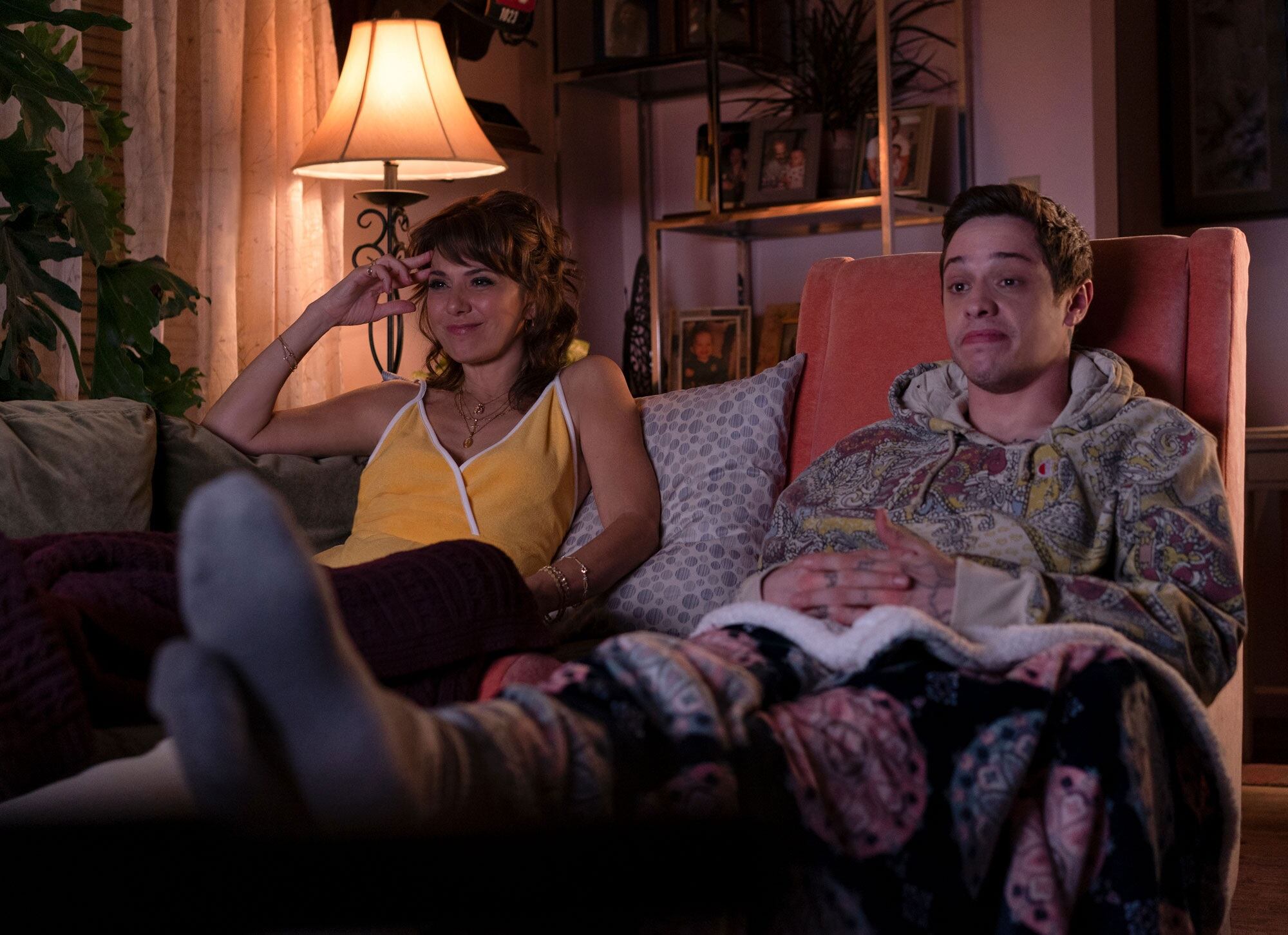 Marisa Tomei y Pete Davidson en "El arte de ser adulto". 