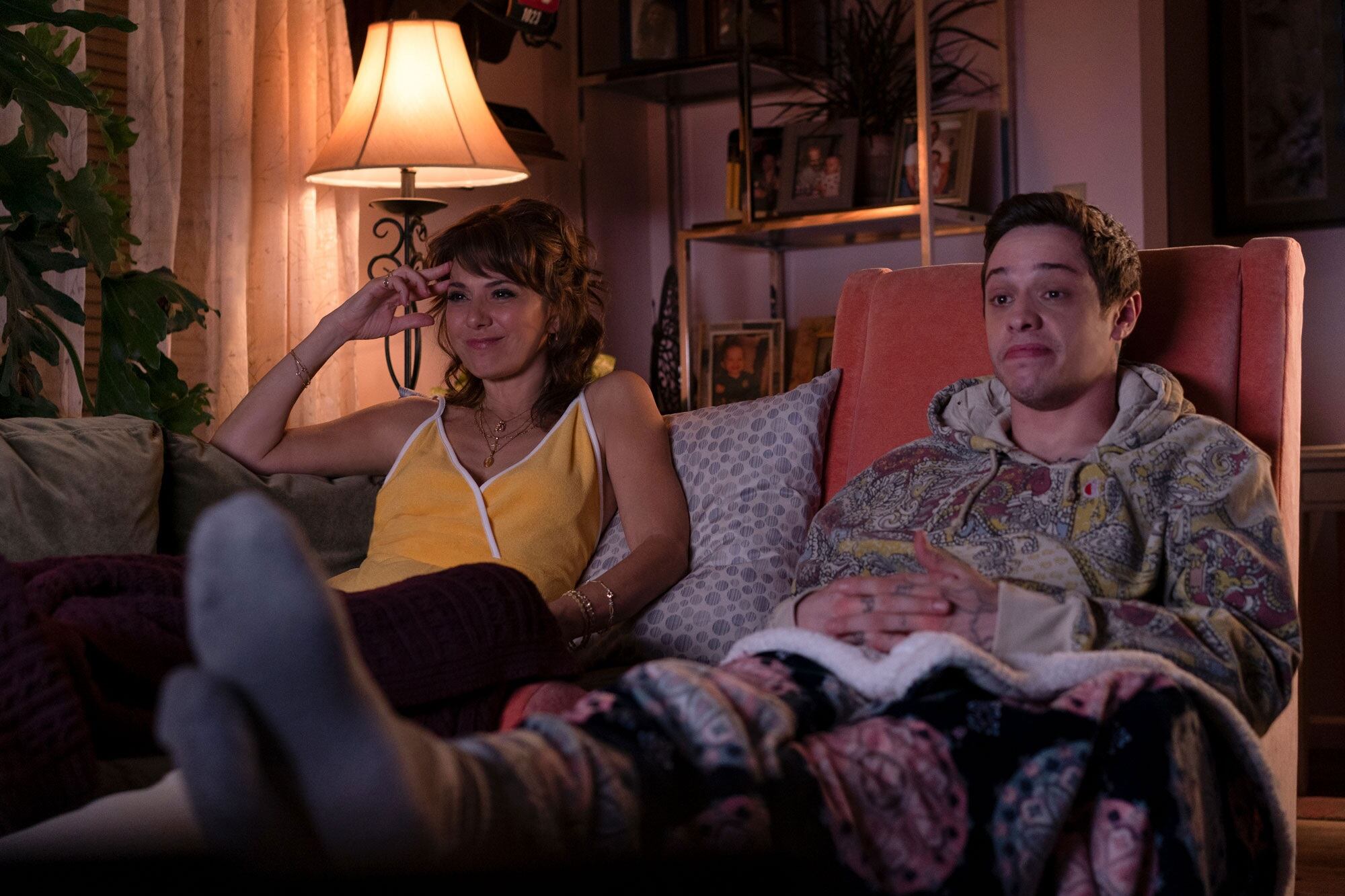 Marisa Tomei y Pete Davidson en "El arte de ser adulto".
