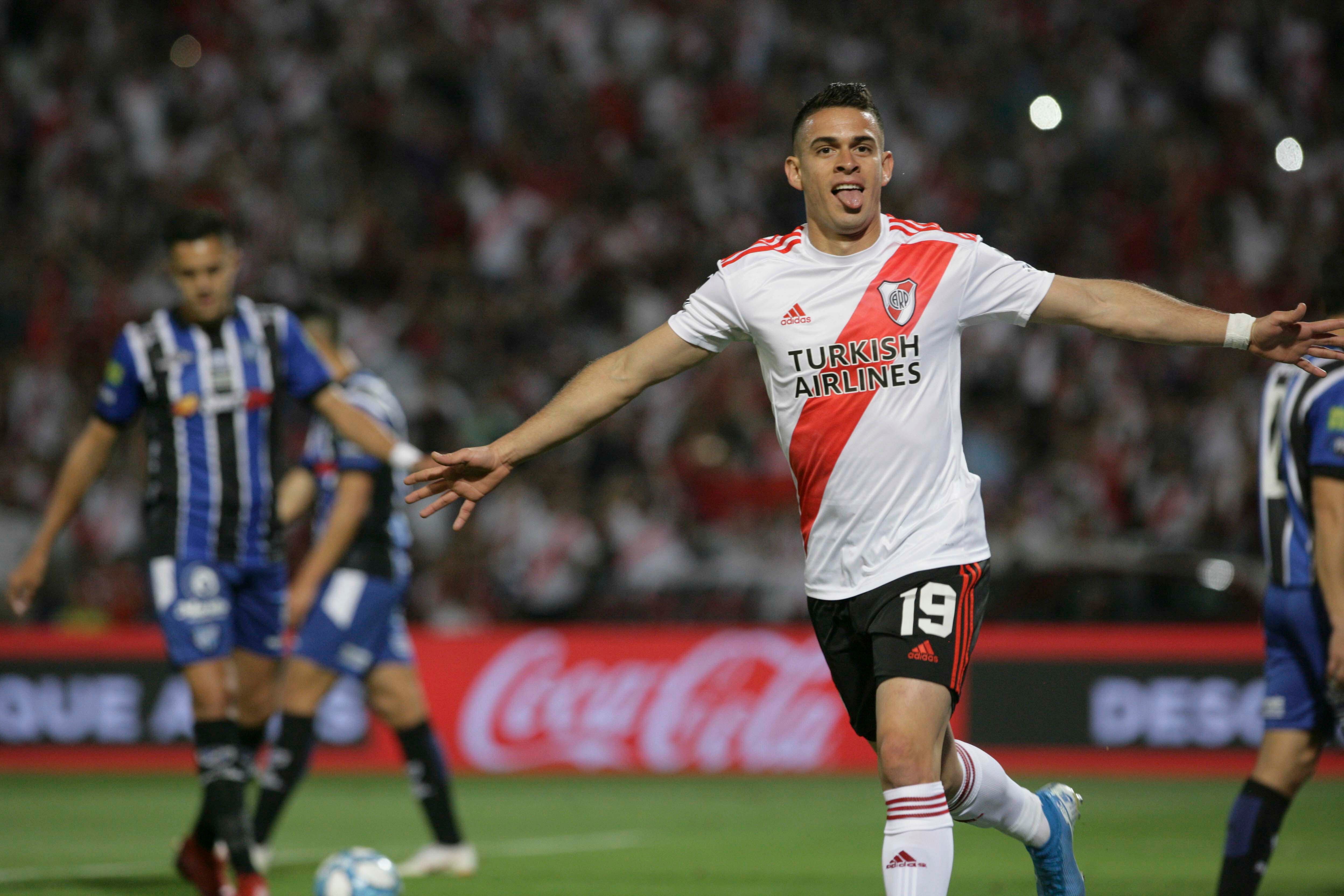Borré festeja el primero de River Plate.