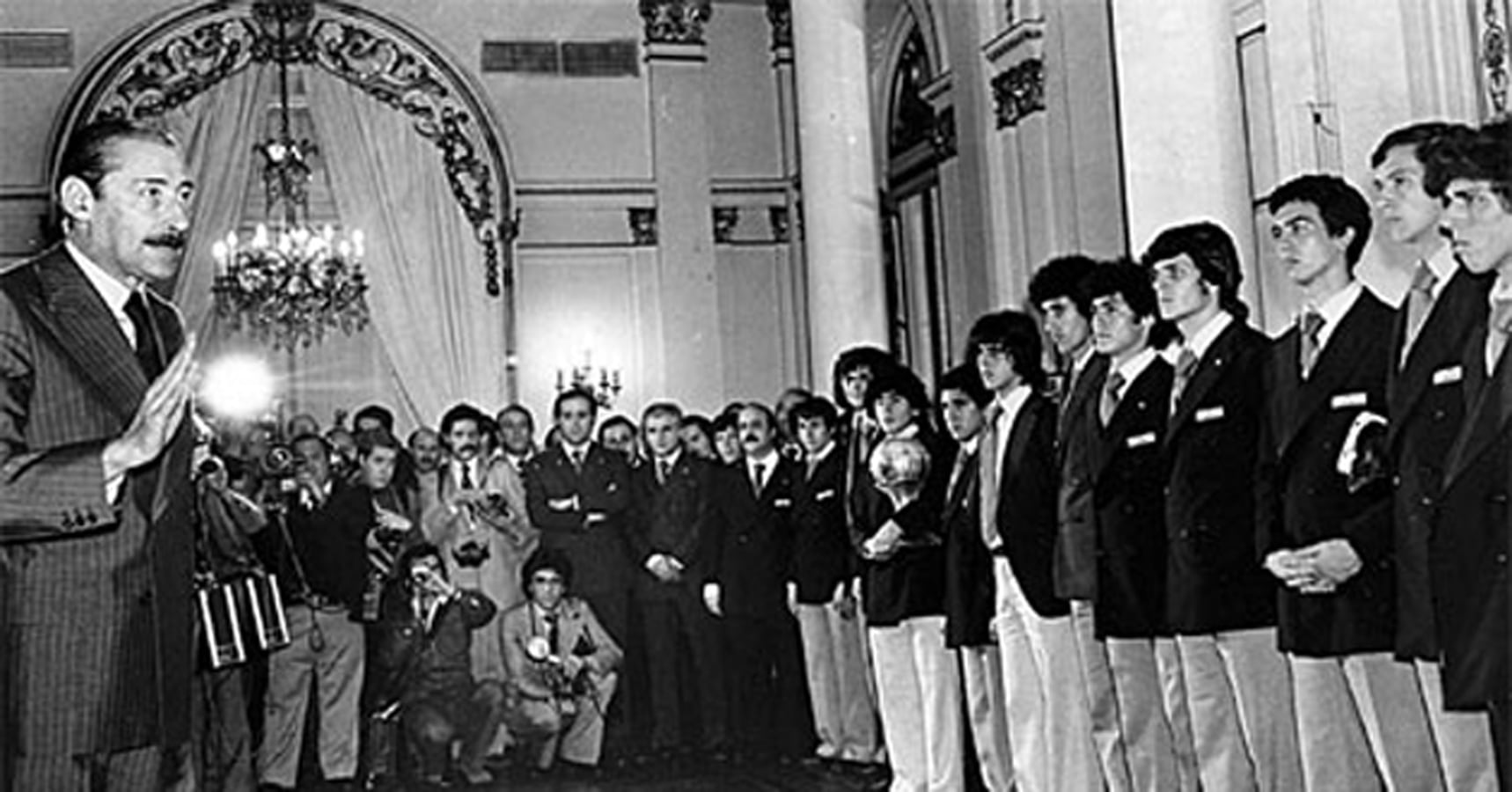 Videla les habla a los campeones de Mundial de Japón 1979.