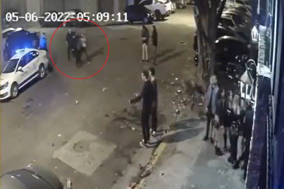 El joven de 19 años recibió dos golpes de puño y deberá ser operado por una fractura de mandíbula. Imagen: captura de video de las cámaras de seguridad